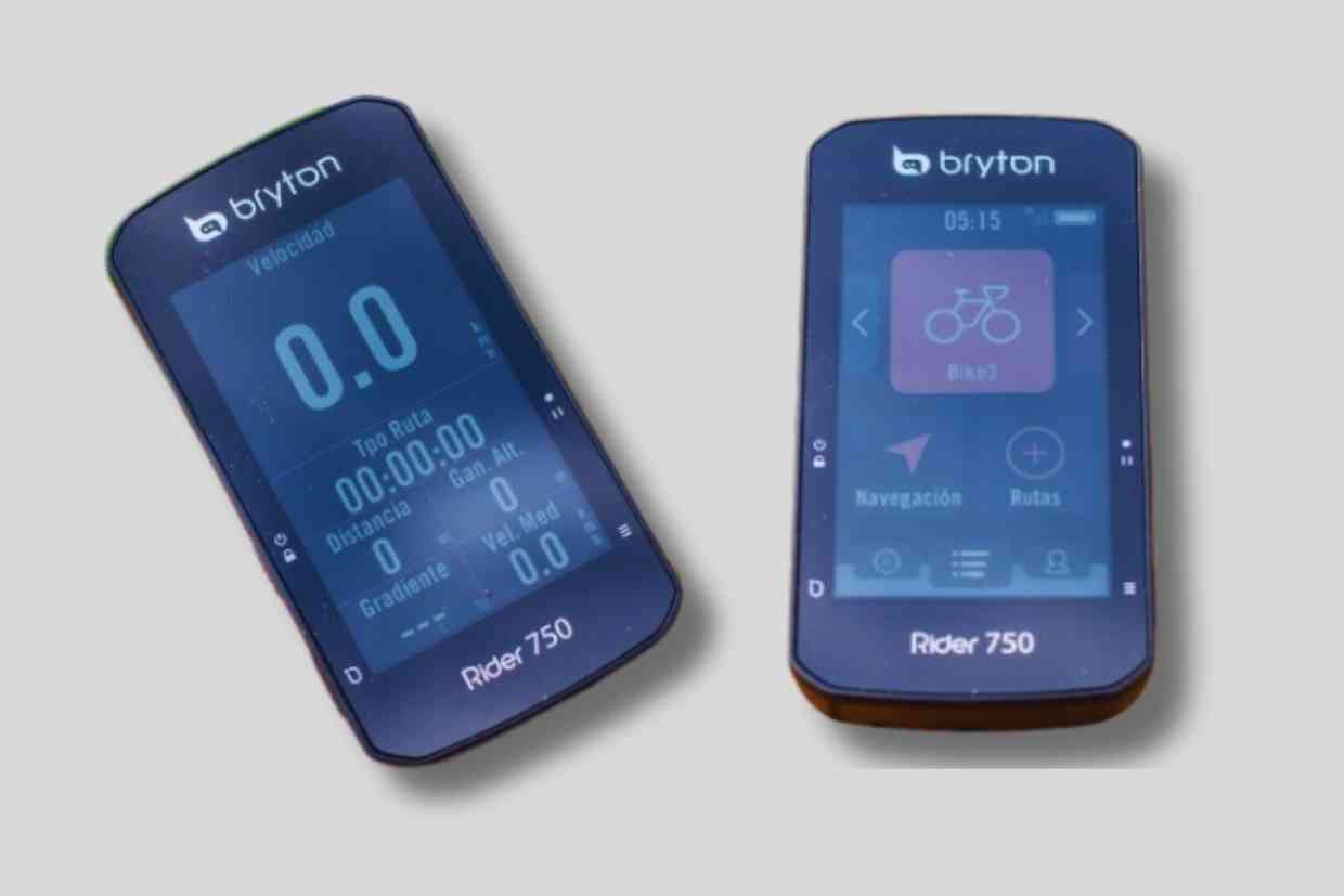 Bryton-Rider-750-Corpo-5 Dois ciclocomputadores Bryton 750 exibindo diferentes telas de navegação e desempenho.