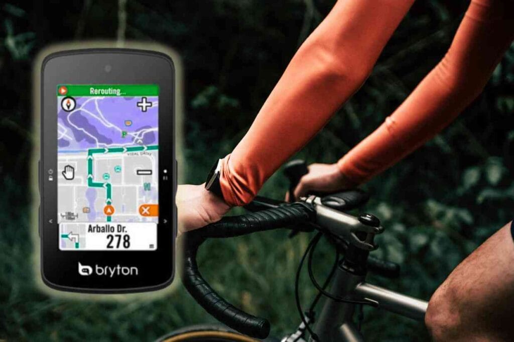 Ciclista treinando numa bicicleta de estrada com um GPS Bryton Rider 750 aparecendo em destaque no lado esquerdo da imagem.