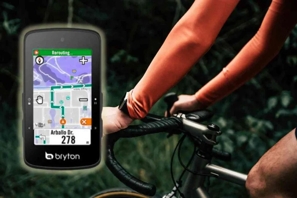 Ciclista treinando numa bicicleta de estrada com um GPS Bryton Rider 750 aparecendo em destaque no lado esquerdo da imagem.