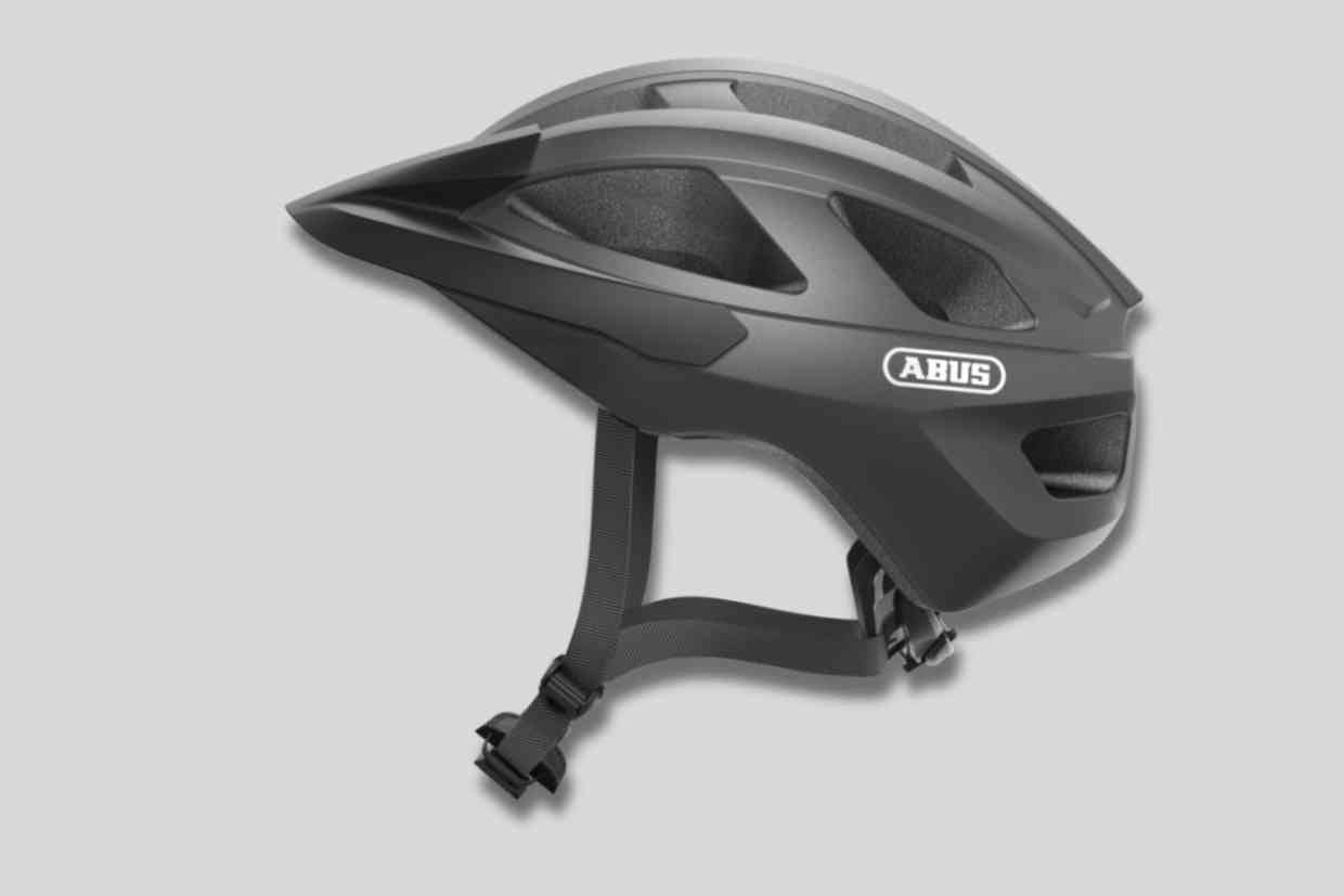 Capacetes_300-Corpo-10 Capacete preto da marca Abus com viseira e ajuste confortável, ideal para iniciantes em mountain bike.