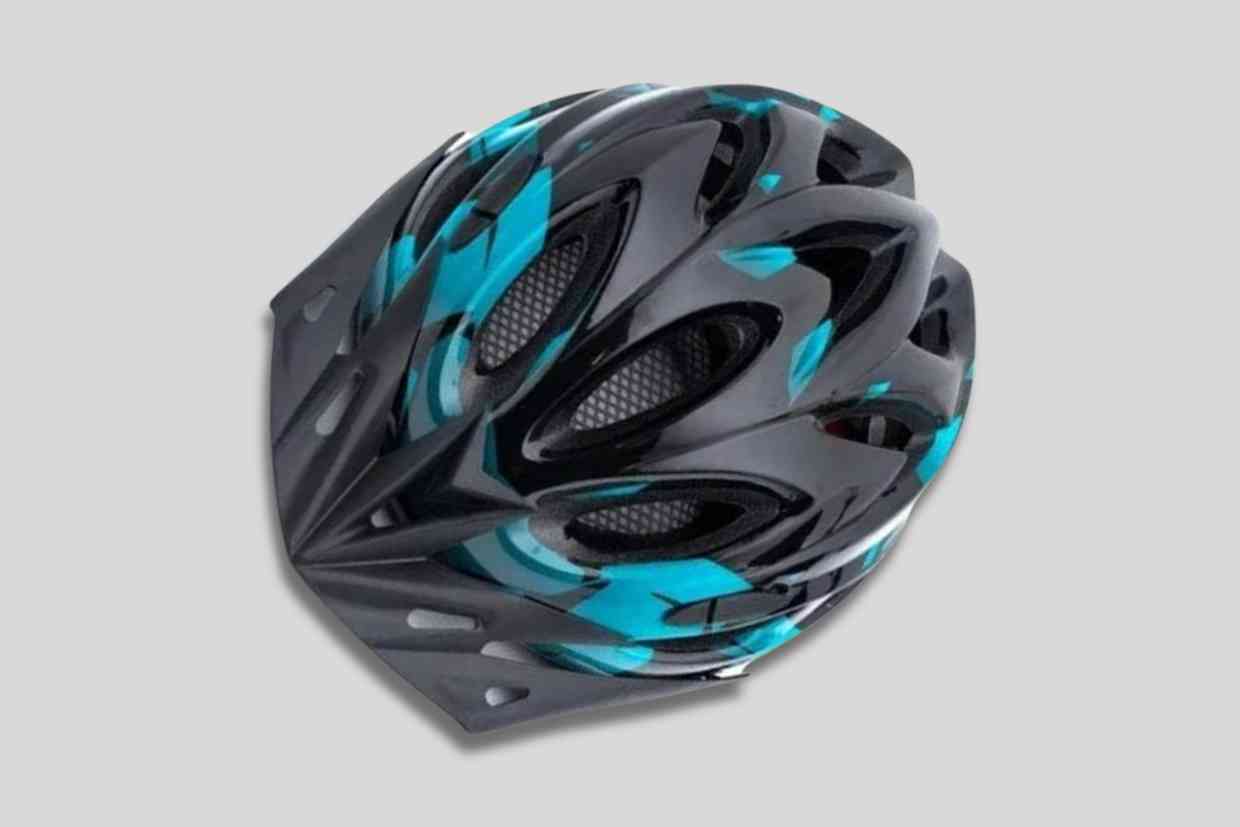 Capacetes_300-Corpo-2 Capacete de mountain bike preto com detalhes azuis, com múltiplas aberturas para ventilação e estrutura reforçada.