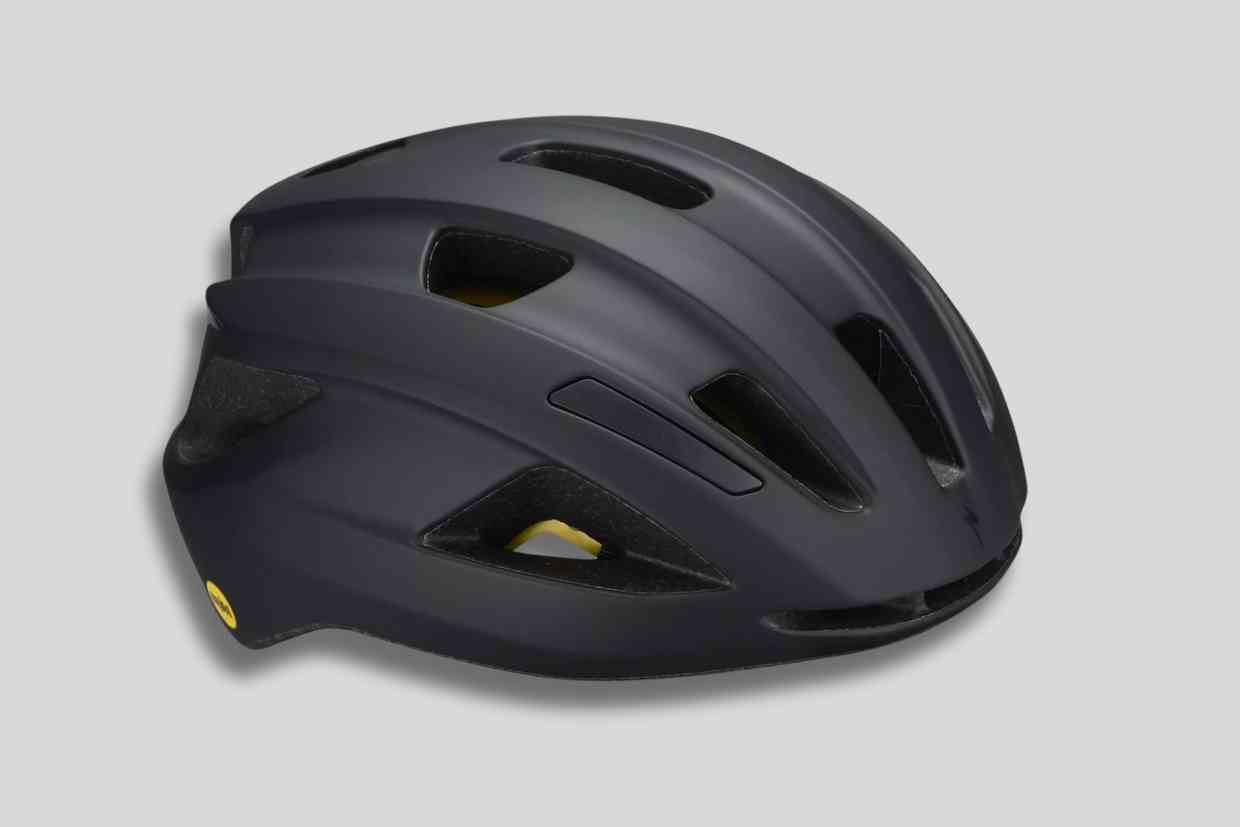 Capacetes_300-Corpo-3 Capacete preto fosco com design moderno e sistema de ventilação otimizado para ciclistas de mountain bike.