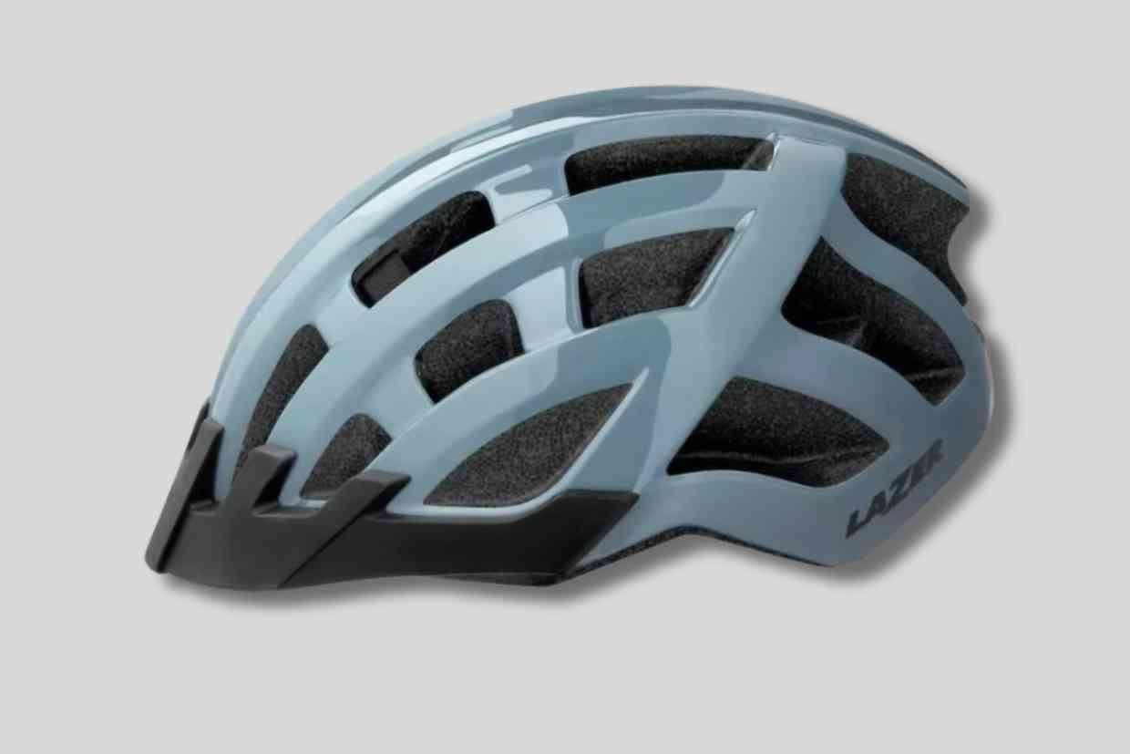 Capacetes_300-Corpo-5 Capacete de mountain bike da marca Lazer na cor azul claro com design ergonômico e aberturas largas.