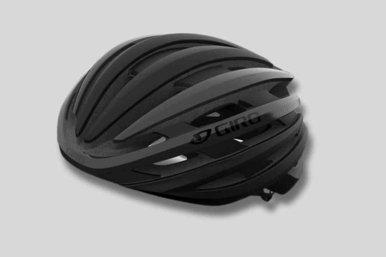Capacetes_300-Corpo-7 Capacete preto da Giro com estrutura compacta, ideal para trilhas leves e passeios urbanos com MTB.