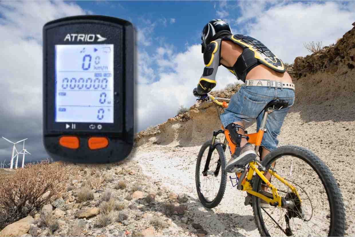 Ciclista em subida íngreme usando ciclocomputador Atrio para medir desempenho.