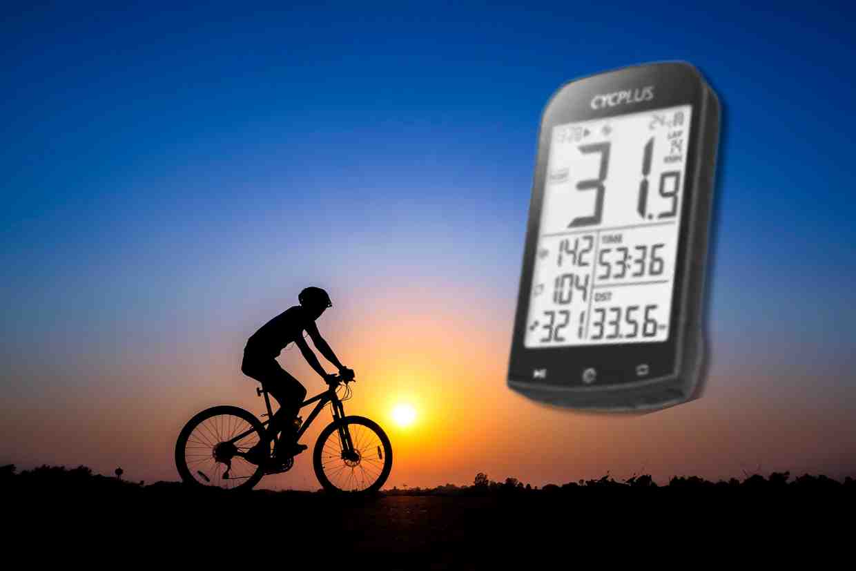 Ciclista pedalando ao nascer do sol com ciclocomputador CYCPLUS exibido à frente.