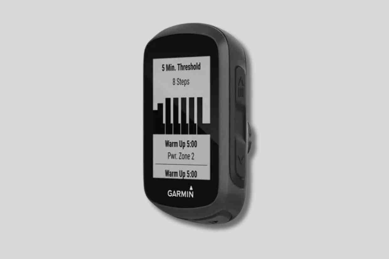 GPS para bike Garmin Edge 130 Plus exibindo treino intervalado na tela.