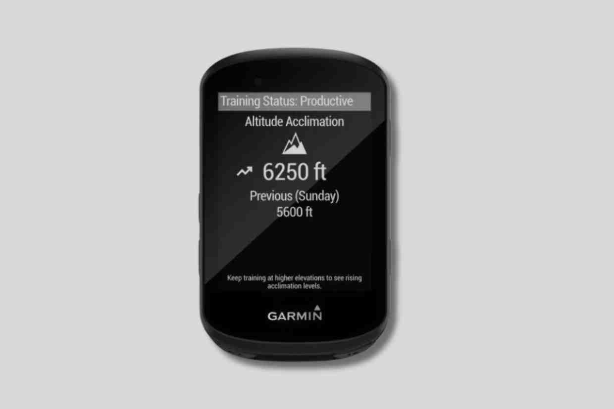 GPS para bike Garmin Edge 530 exibindo dados de altitude e aclimatação.