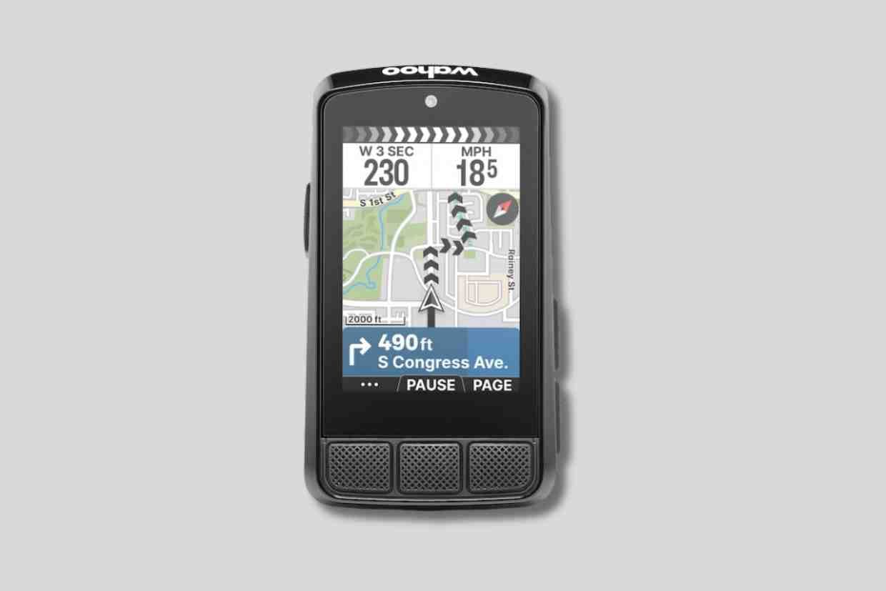 GPS para bike Wahoo Elemnt Bolt V2 com mapa e instruções de navegação em tela colorida.