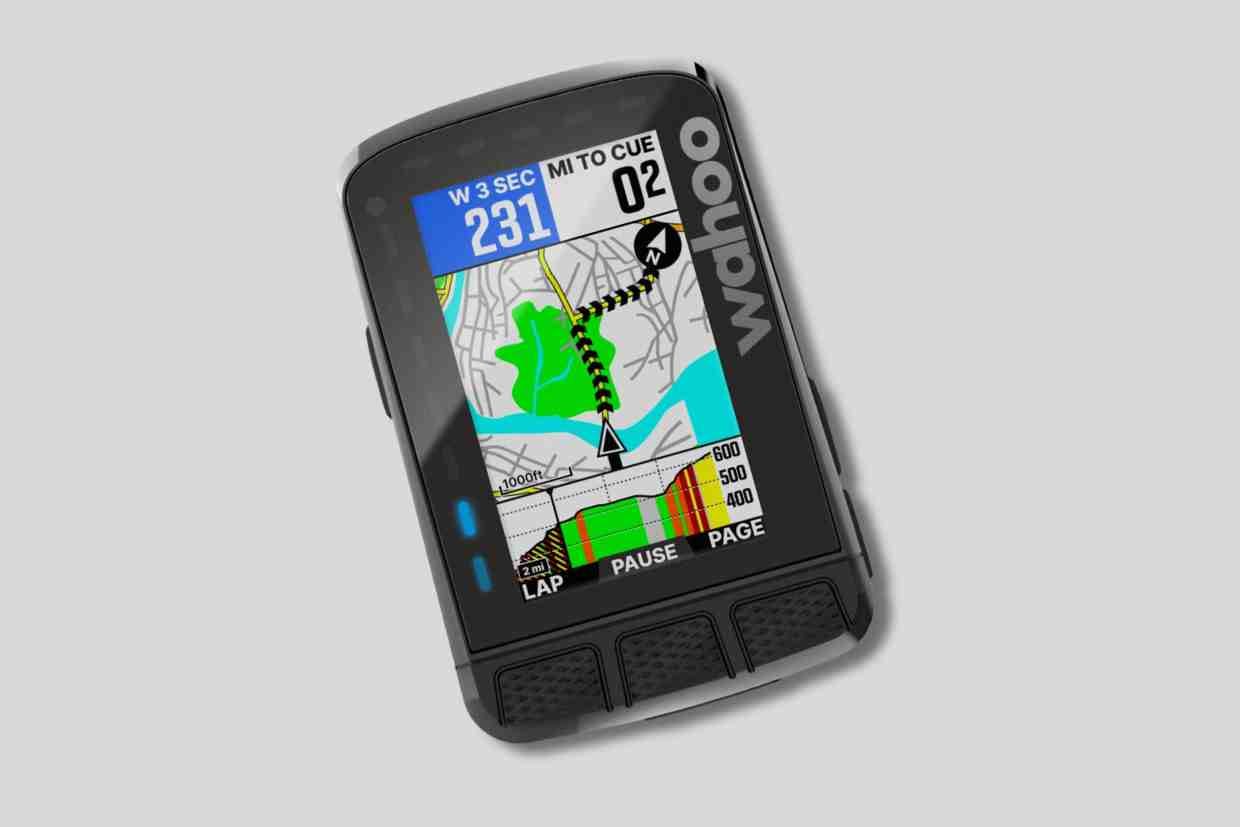 GPS para bike Wahoo Elemnt Roam V2 com tela inclinada e navegação ativa.