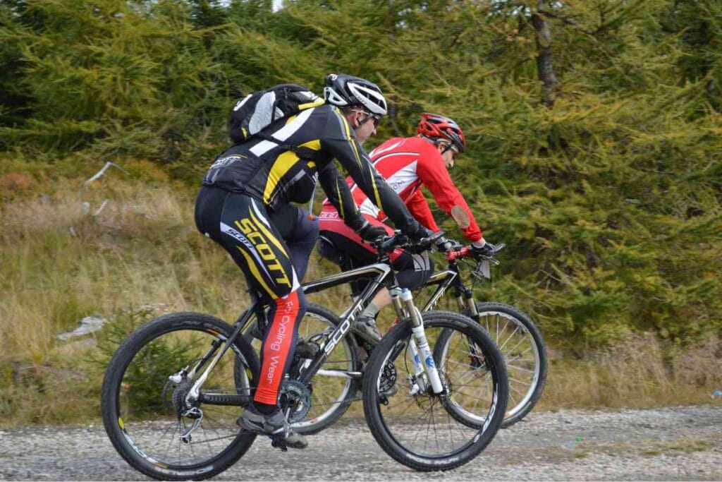 Dois ciclistas pedalando em trilha, oportunidade ideal para uso do Garmin Edge 540.