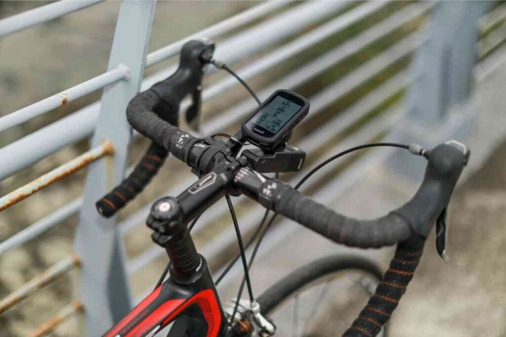 iImagem de um ciclista utilizando o Garmin Edge 540 conectado ao celular.
