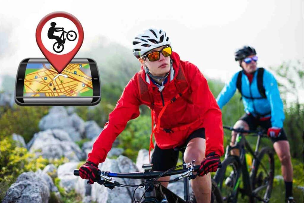 Ciclistas em trilha montanhosa utilizando GPS para ciclismo integrado com mapa digital para navegação off-road.