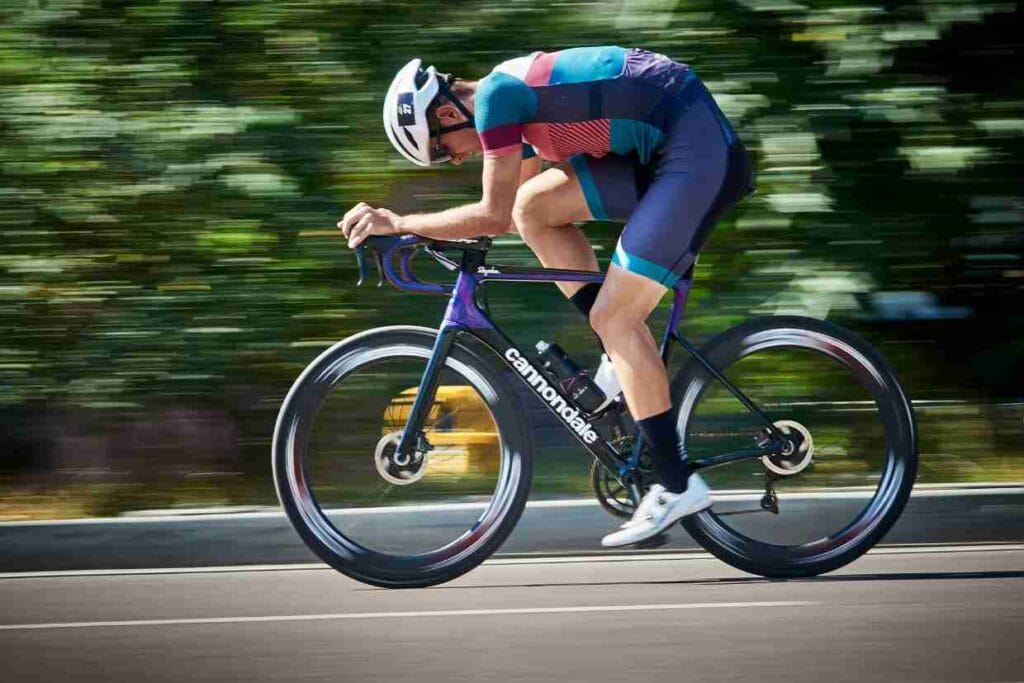 Ciclista profissional em alta velocidade utilizando bicicleta equipada com medidor de potência