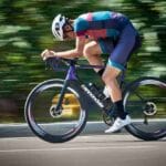 Ciclista profissional em alta velocidade utilizando bicicleta equipada com medidor de potência