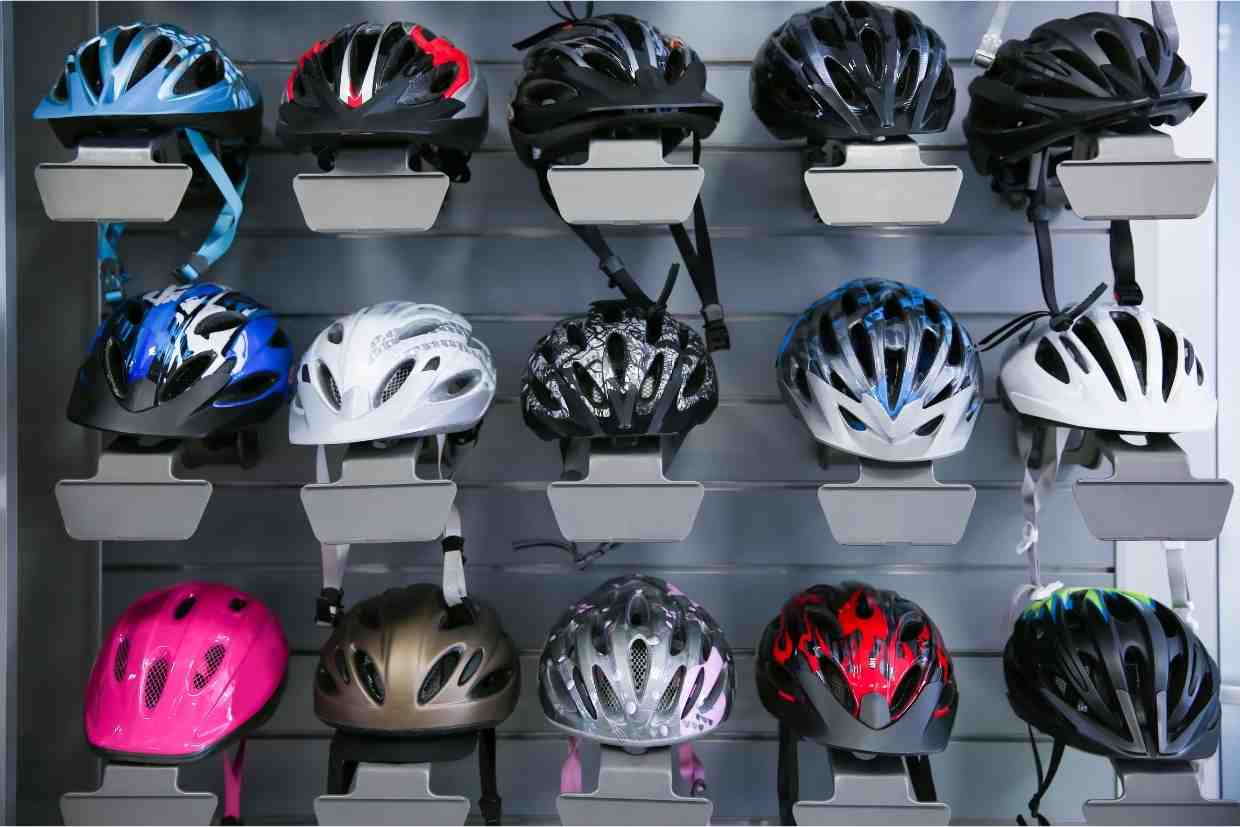 Vitrine com diferentes modelos de capacete inteligente para ciclistas.