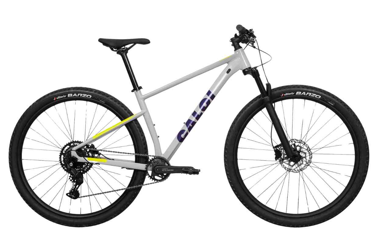 Imagem da bicicleta Caloi Explorer Comp, vista de perfil na cor predominante branca com detalhes amarelos no quadro.