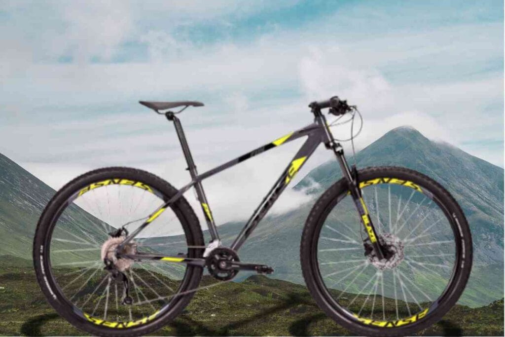 Imagem de destaque da bicicleta Sense Fun Evo parada no topo de um penhasco, com montanhas e nuvens brancas ao fundo branco. num quadro destaque de características.