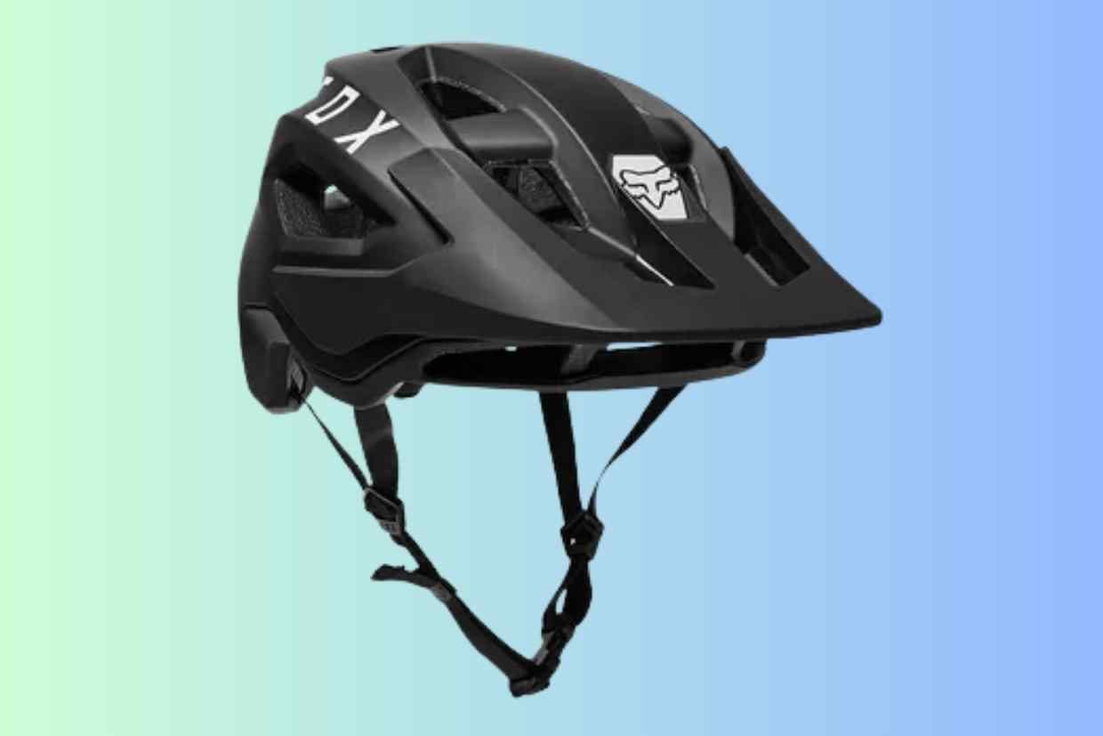 Imagem do capacete de ciclismo Fox Speedframe preto visto em perspectiva sobre um fundo azul.