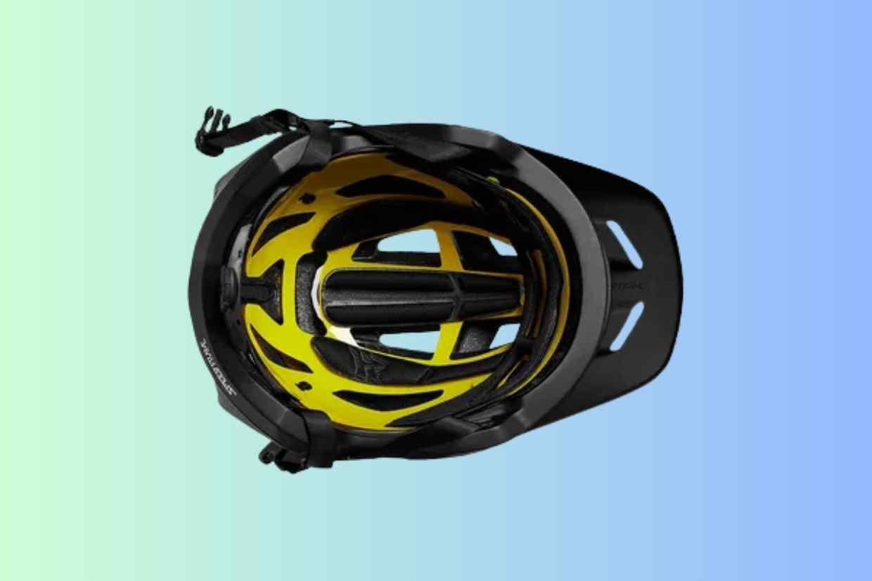 Imagem do fundo do capacete de ciclismo Fox Speedframe preto visto sobre um fundo azul.