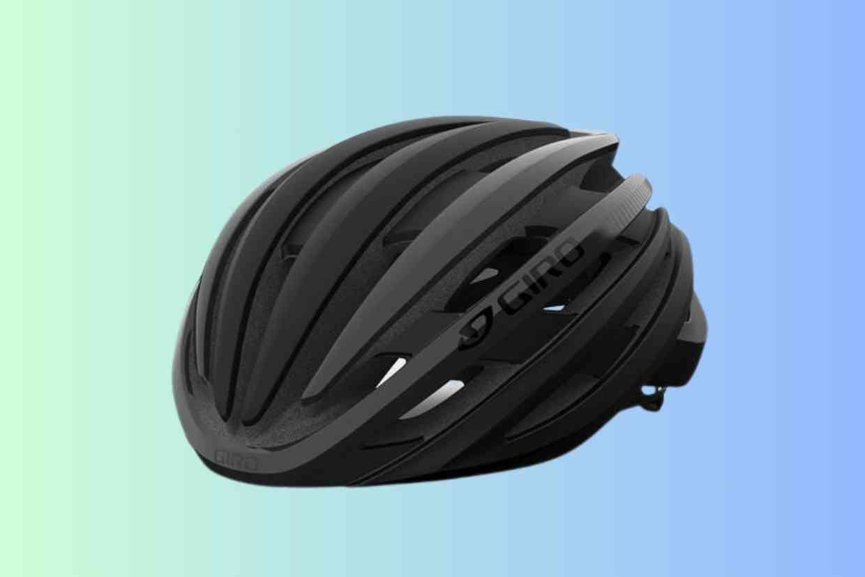 Imagem do capacete de ciclismo Giro Cinder MIPS todo na cor preta visto em perspectiva.