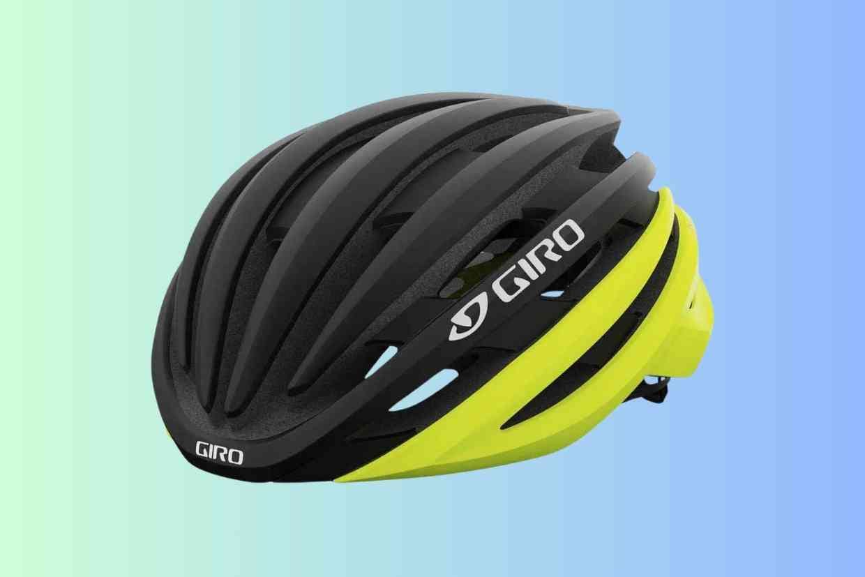 Imagem do capacete de ciclismo Giro Cinder MIPS amarelo e preto visto em perspectiva.