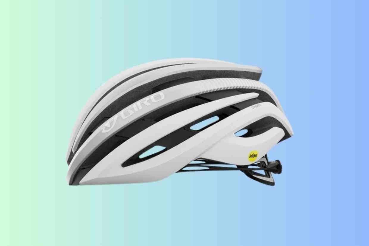 Imagem do capacete de ciclismo Giro Cinder MIPS branco com detalhes na cor preta.