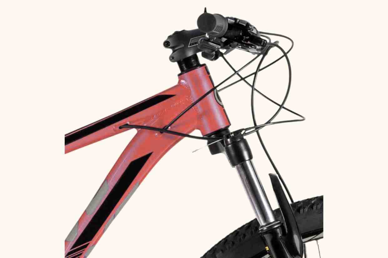 Detalhe do quadro e cabeamento da Groove Hype 70 com foco no guidão e suspensão dianteira.