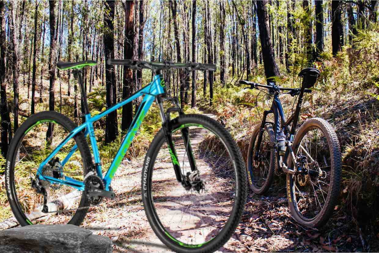 Groove Hype 70 azul em uma trilha de floresta, ao lado de outra mountain bike.