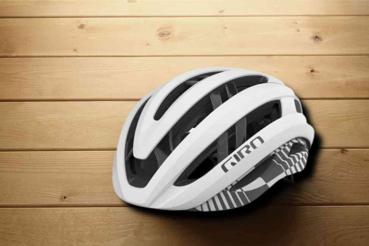 Capacete Giro Aries Spherical exibido num mostruário de réguas de madeira.
