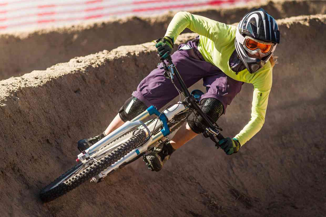 Ciclista Manobrando sua bike numa rampa inclinada, usando equipamentos de segurança como o capacete Giro Insurgent Spherical.