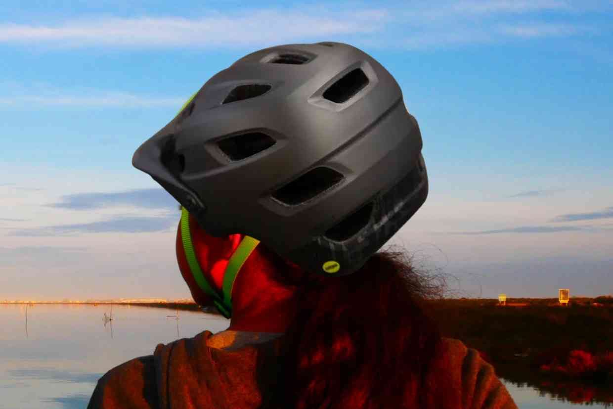 A ciclista observando o horizonte enquanto descaça do pedal usando seu capacete mtb Giro Chronicle MIPS.