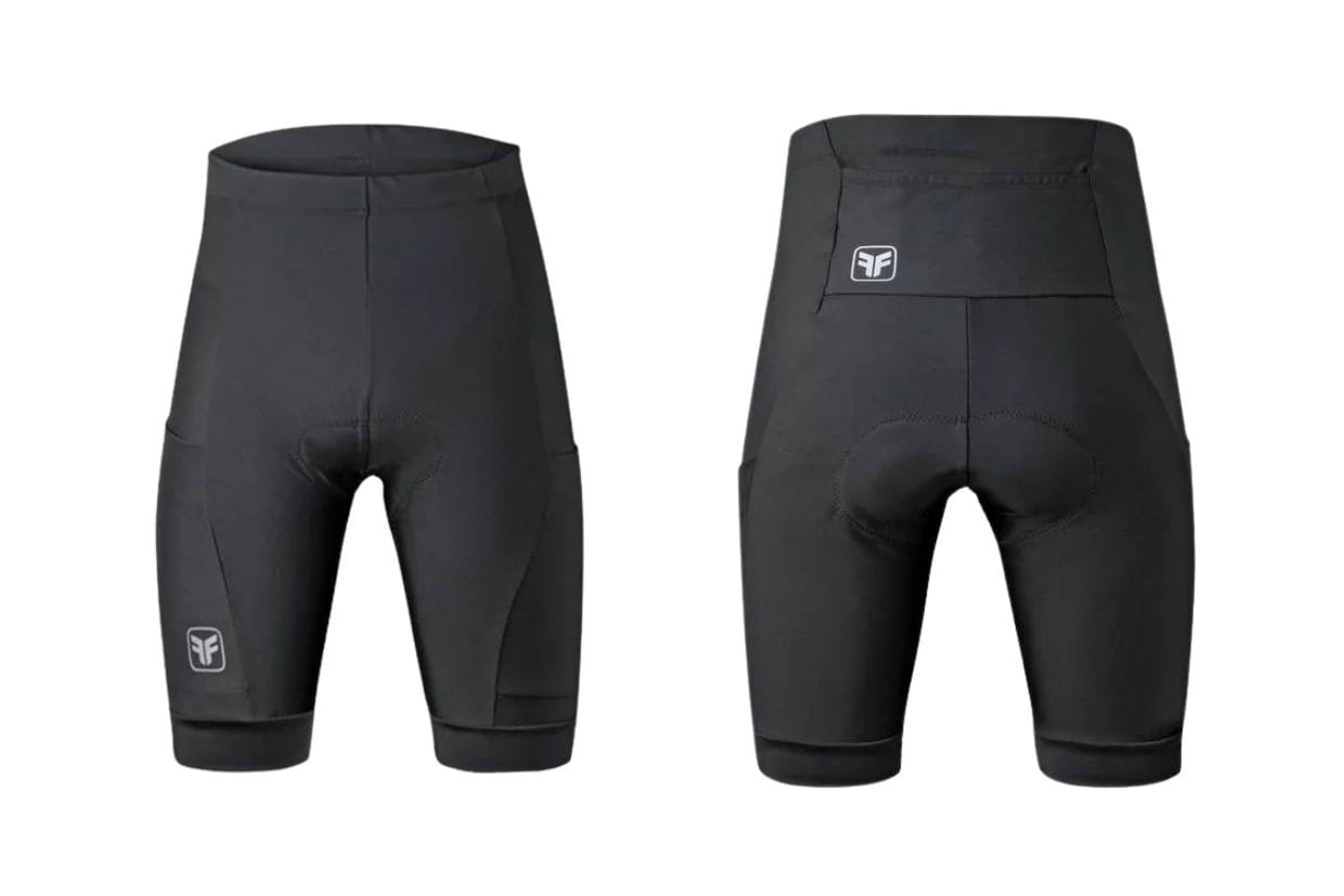 Imagem da bermuda de ciclismo masculina Free Force Basic em duas diferentes vistas: frente e costas na cor preta.