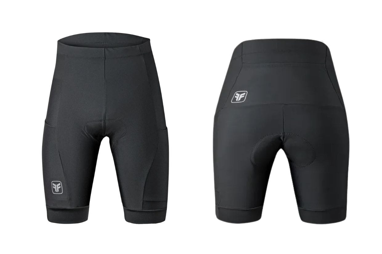 Bermuda de ciclismo Free Force Basic preta mostradas de frente e costas.