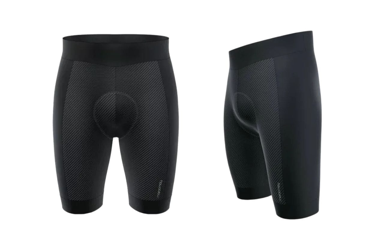 Imagem da bermuda de ciclismo masculina Márcio May Race Carbon em duas diferentes vistas: frente e lateral na cor preta.