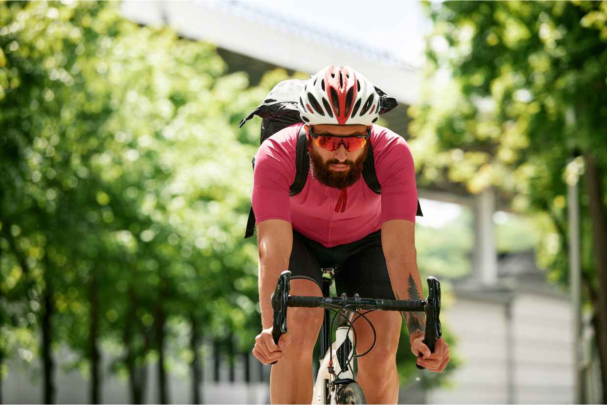 Ciclista pedalando na sua bicicletade estrada, usando bermuda de ciclismo Mauro Ribeiro Pocket